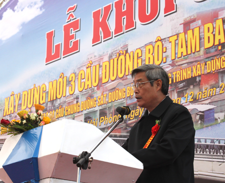 Ông Đoàn Kim Khen, Giám đốc ban quản lý dự án Đường sắt khu vực 1, đại diện chủ đầu tư báo cáo quá trình chuẩn bị thực hiện dự án